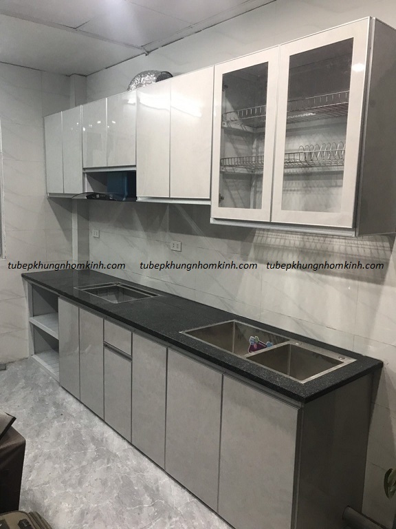 Tủ bếp nhôm hệ XingFa VN trắng , mặt cánh PVC vân đá Tủ bếp nhôm hệ XingFa VN trắng , mặt cánh PVC vân đá