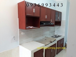 mẫu thi công tủ bếp giả vân gỗ có xây bệ bếp