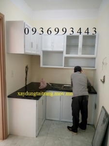 tủ bếp nhôm sơn tĩnh điện chữ L
