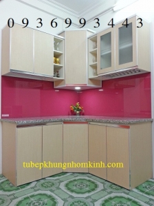 mẫu thiết kế tủ bếp nhôm cánh laminate chữ V đẹp