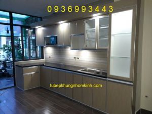 thi cong tu bep nhom canh Laminate