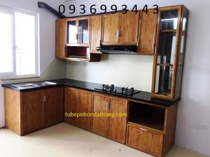 tủ bếp nhôm vân gỗ màu vàng nhạt