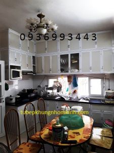 thi công tủ bếp nhôm kính