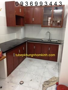 mẫu tủ bếp nhôm vân gỗ chữ L