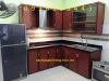 mẫu tủ bếp nhôm vân gỗ chữ L - anh 1