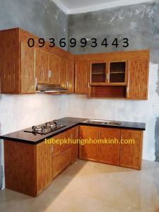 tủ bếp nhôm vân gỗ màu nhạt chữ L