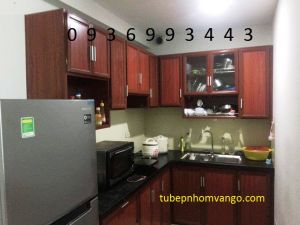 tủ bếp nhôm vân gỗ chữ L