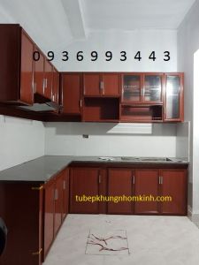 tủ bếp nhôm vân gỗ chữ L