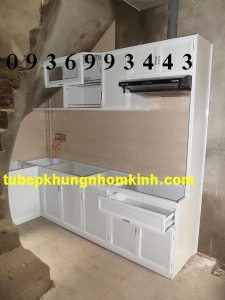 Có nên xây tường bệ bếp dưới khi làm tủ bếp nhôm kính hay không?