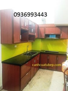 tủ bếp nhôm vân gỗ chữ L