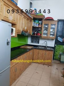 thiết kế tủ bếp nhôm vân gỗ màu nhạt