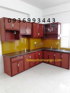 thi công tủ bếp nhôm vân gỗ chữ L