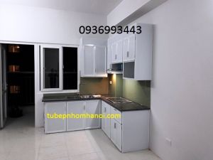 thi công tủ bếp nhôm trắng sứ