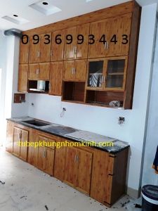mẫu thiết kế tủ bếp nhôm vân gỗ màu nhạt đẹp