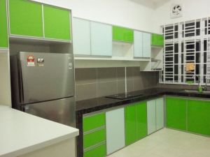 cánh cửa tủ bếp nhôm hệ kính mầu