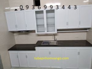 tủ bếp nhôm sơn tĩnh điện xây bệ bếp