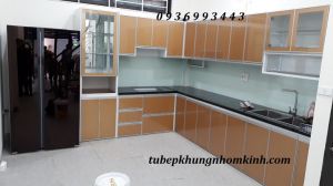 tủ bếp nhôm hệ cánh kính chữ L
