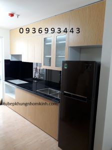 tủ bếp nhôm cánh Laminate dán nẹp cạnh