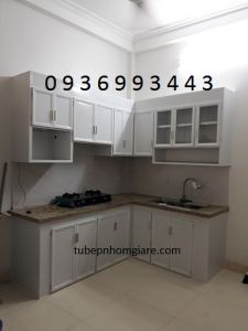 tủ bếp nhôm sơn tĩnh điện xây bệ bếp