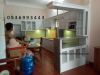 thiết kế tủ bếp nhôm sơn tĩnh điện có quầy bar - anh 1
