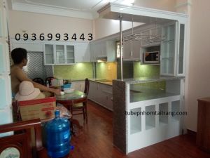 thiết kế tủ bếp nhôm sơn tĩnh điện có quầy bar