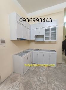 tủ bếp nhôm kính chữ L