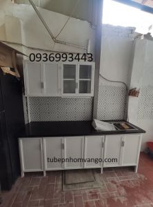 tủ bếp nhôm sơn tĩnh điện có chân