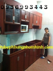 tủ bếp nhôm kính vân gỗ