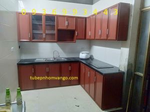 mẫu tủ bếp nhôm vân gỗ chữ L