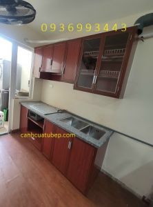 mẫu tủ bếp nhôm vân gỗ