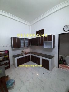 tủ bếp nhôm cánh hệ PVC phủ vân gỗ xây bệ bếp