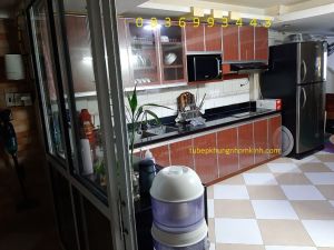thiết kế tủ bếp nhôm kính cánh hệ Zang Lee vân gỗ đẹp