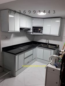 mẫu thi công tủ bếp nhôm cánh hệ Zang Lee mặt kính 6 ly 38 trắng sữa đã xây bệ bếp