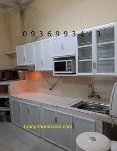 tủ bếp nhôm sơn tĩnh điện xây bệ bếp ở dưới