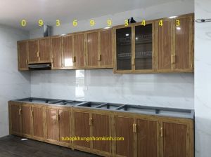 thiết kế tủ bếp nhôm vân gỗ màu nhạt