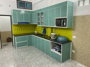 Mẫu tủ bếp nhôm mặt cánh kính mầu