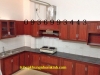 tủ bếp nhôm vân gỗ chữ L - anh 1