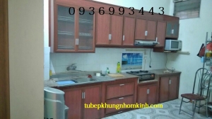 mẫu tủ bếp nhôm vân gỗ