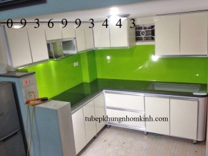 thiết kế tủ bếp nhôm cánh Acrylic có chân đẹp