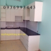 thi công tủ bếp nhôm cánh gỗ nhựa chữ L đẹp - anh 1